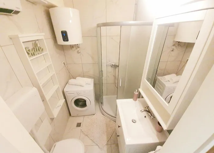 Koko&Friends, Charming Place In Quiet Neighborhood Apartment Split